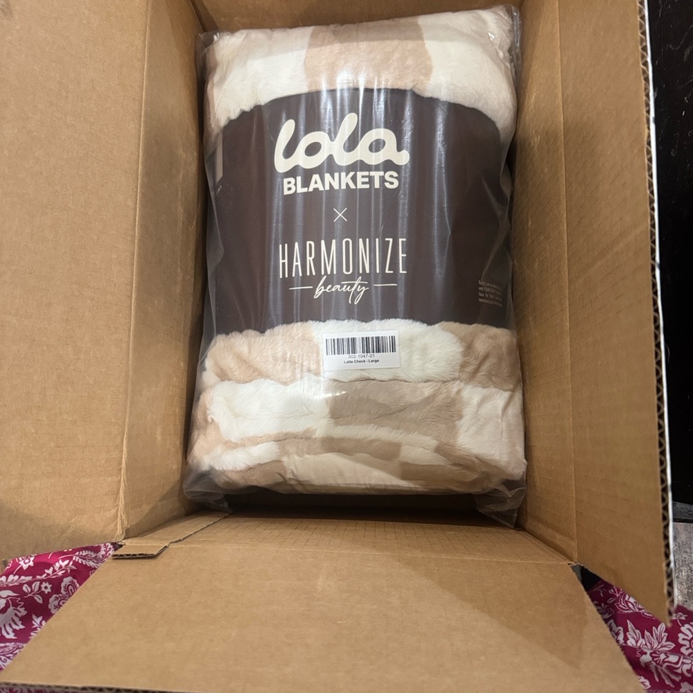 Lola Blankets Faux Fur Blanket/Latte Check/Size L/NEW! NIB! SEALED! Beautiful!!! - Picture 12 of 16